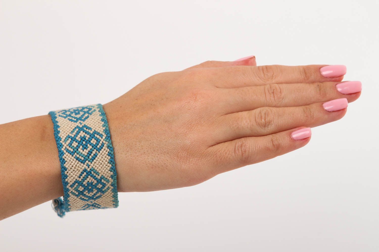 Bracelet large Bijou fait main tressé en fils bleu-blanc à motif Cadeau femme photo 5