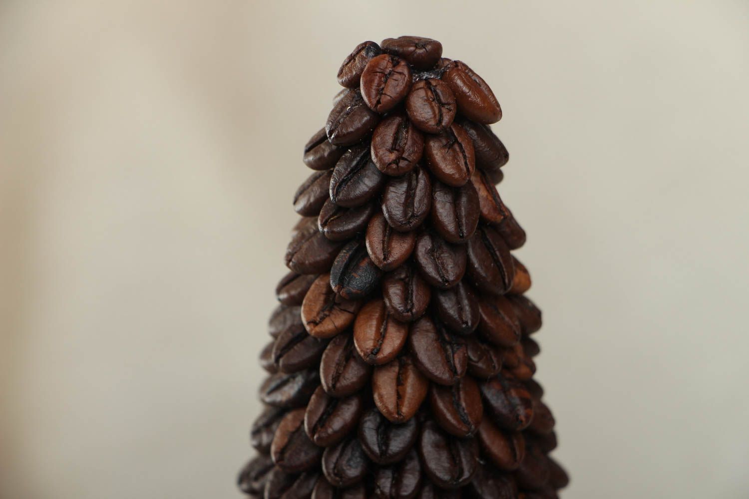 Декоративная елка из кофейных зерен фото 2