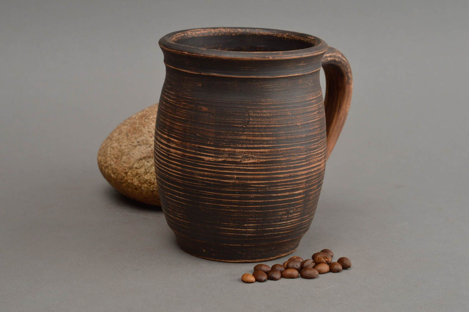 Глиняная чашка большая коричневая красивая ручной работы объемом 500 мл фото 1
