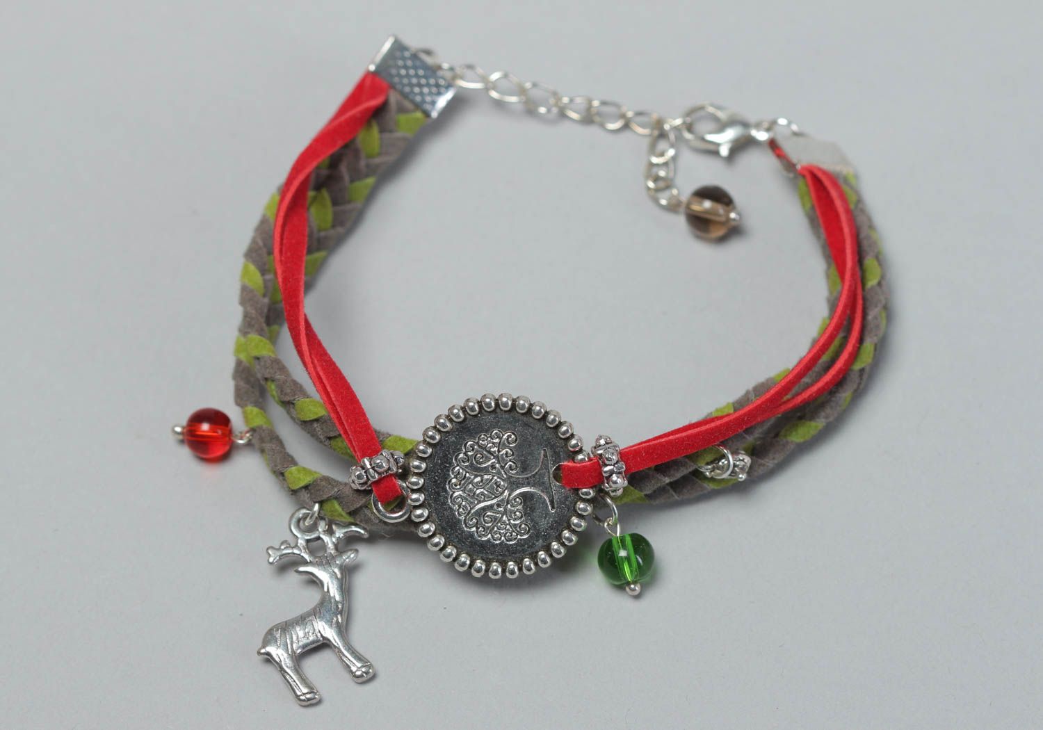 Bracelet en cuir tressé fin rouge-vert-gris avec breloques en métal fait main photo 2