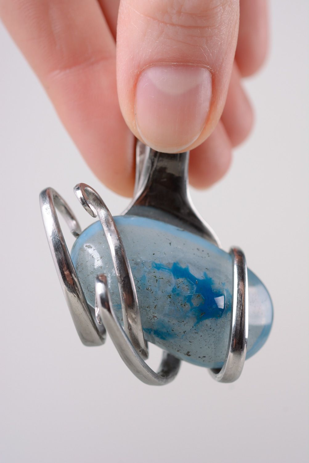 Металлический кулон из мельхиоровой вилки с голубым камнем фото 3