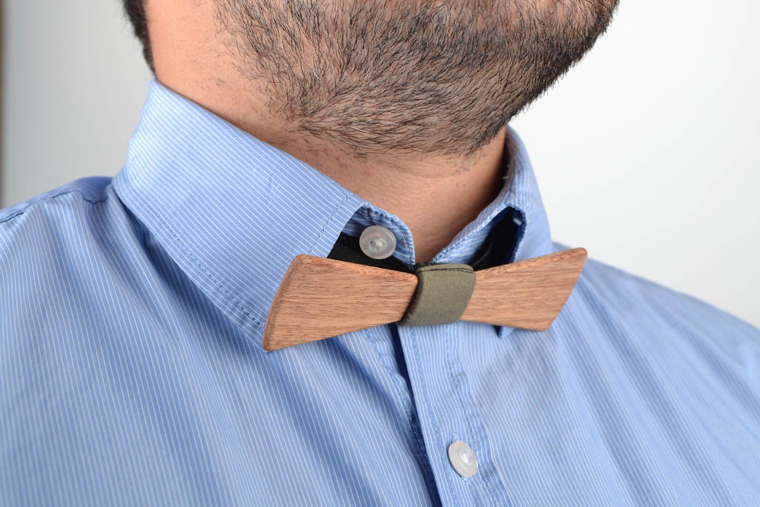 Bow tie made of wood photo 4