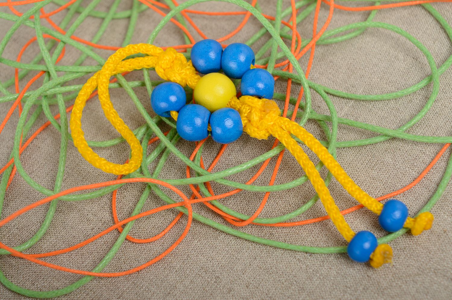 Porte-clefs tressé à la main en cordon ciré et perles en bois étroit jaune bleu  photo 4