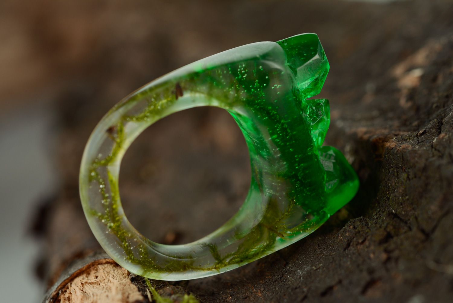 Schöner ungewöhnlicher handmade Ring aus Epoxidharz mit grünem Moos für Freundin foto 5