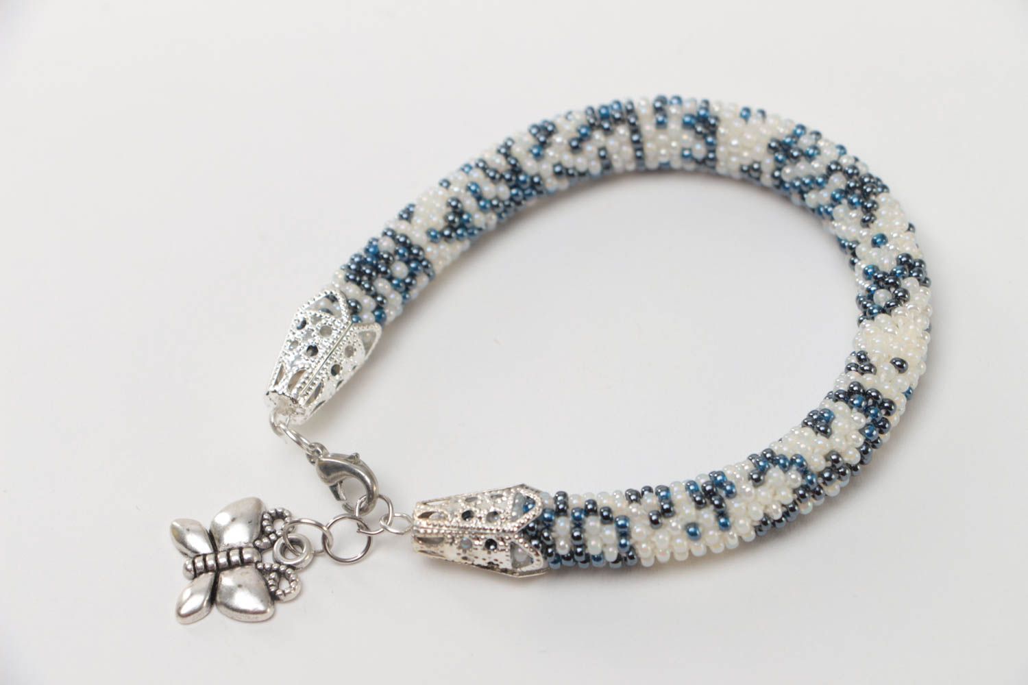 Handmade Glasperlen Armband Litze mit metallischem Anhänger Schmetterling foto 2