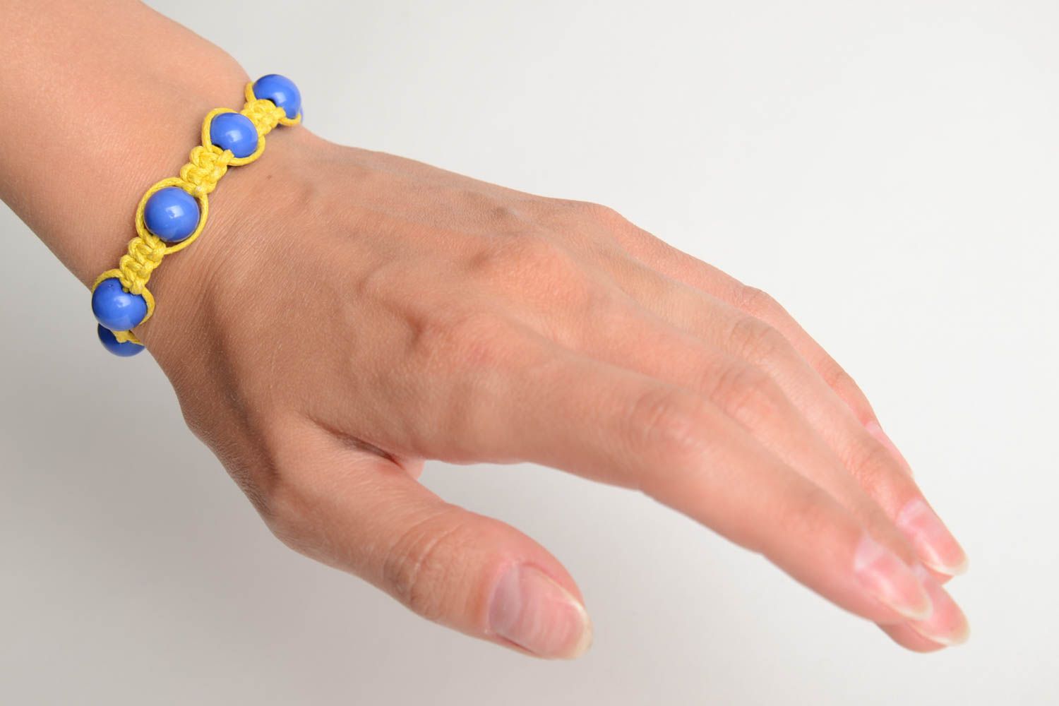 Bracelet tressé en lacet jaune et boules bleues original fait main pour ado photo 2