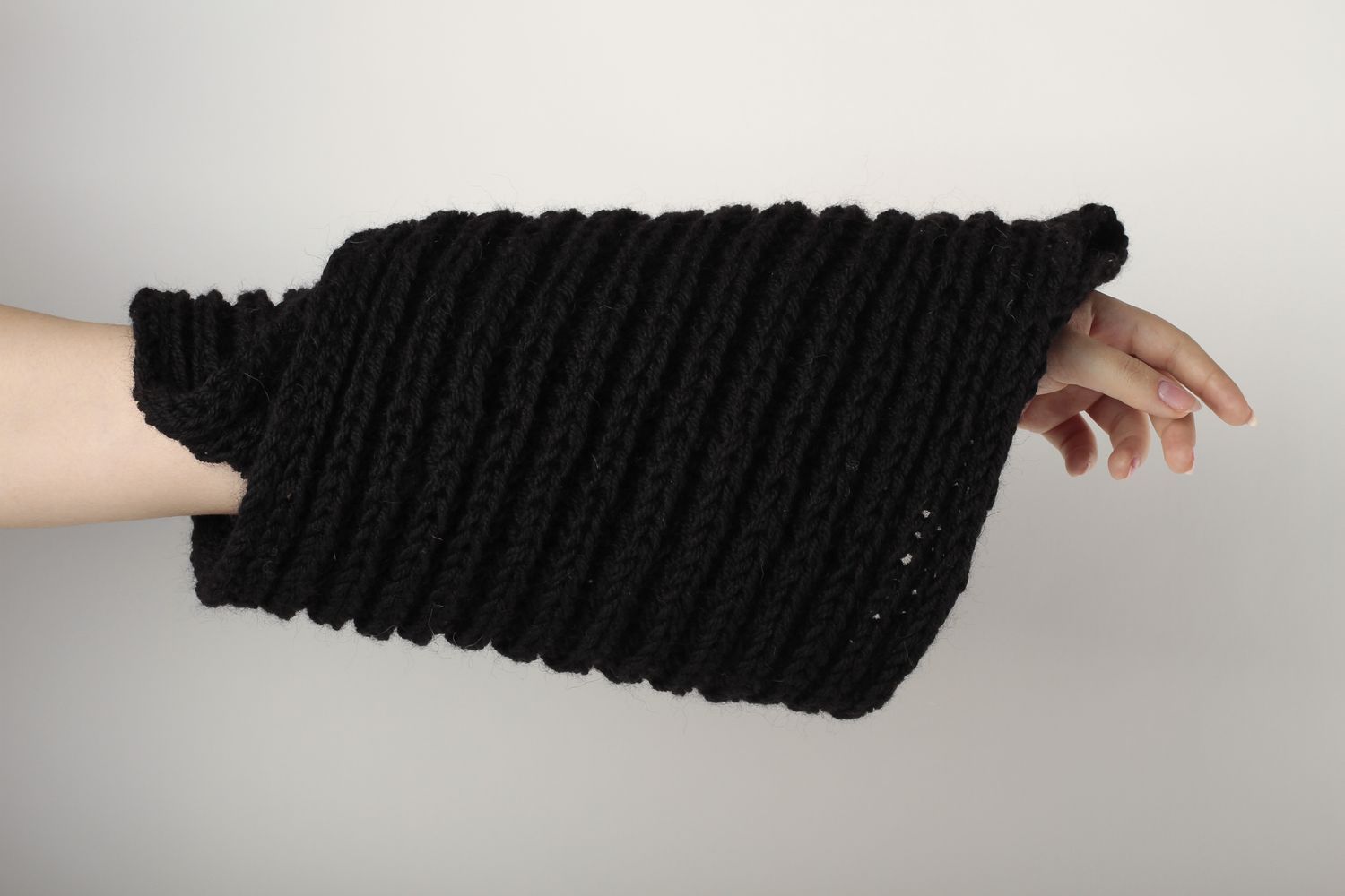 Écharpe noire faite main Vêtement femme en laine chaude d'hiver Idée cadeau photo 1