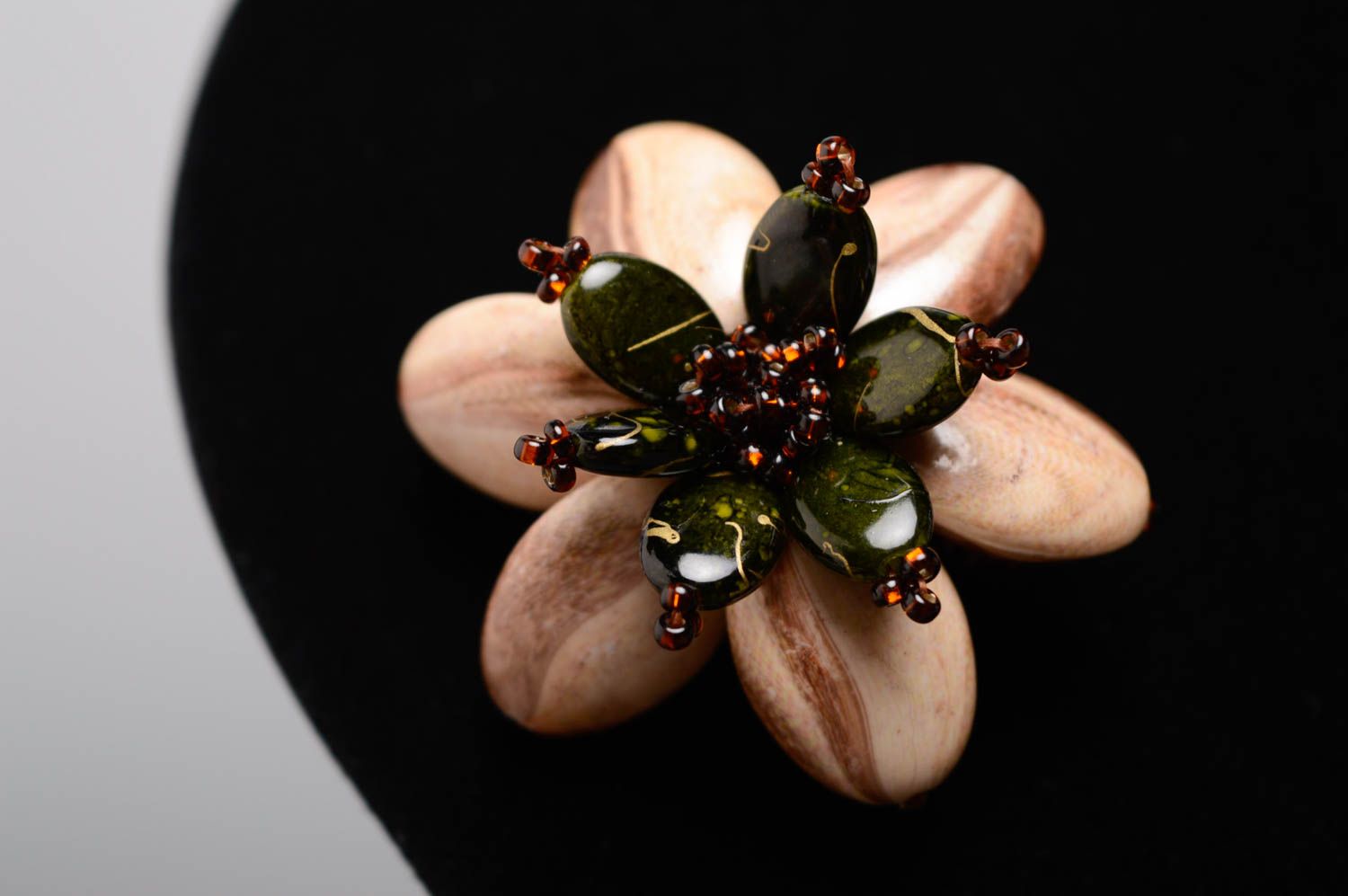 Broche fleur avec perles ovales et perles de rocaille photo 3