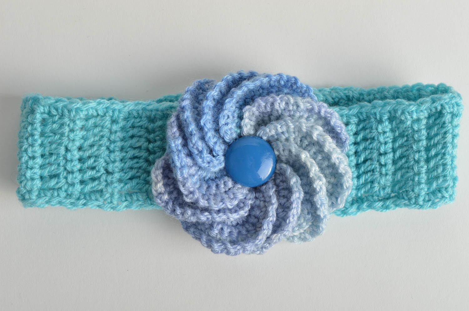 Banda de pelo tejida artesanal original bonita con flor de color azul  foto 3