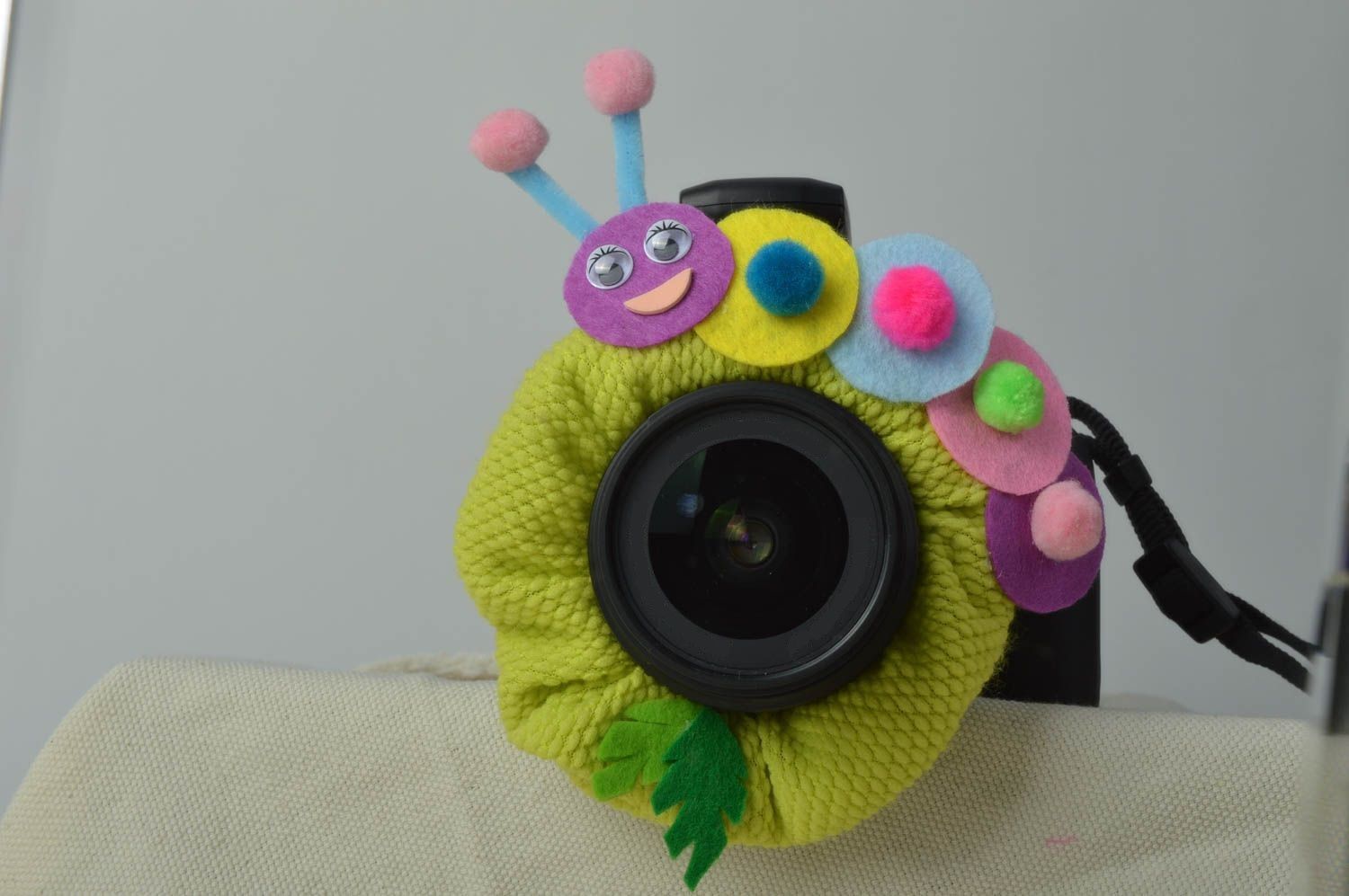 Игрушка на объектив для фотоаппарата ручной работы в виде гусеницы с чехлом фото 1