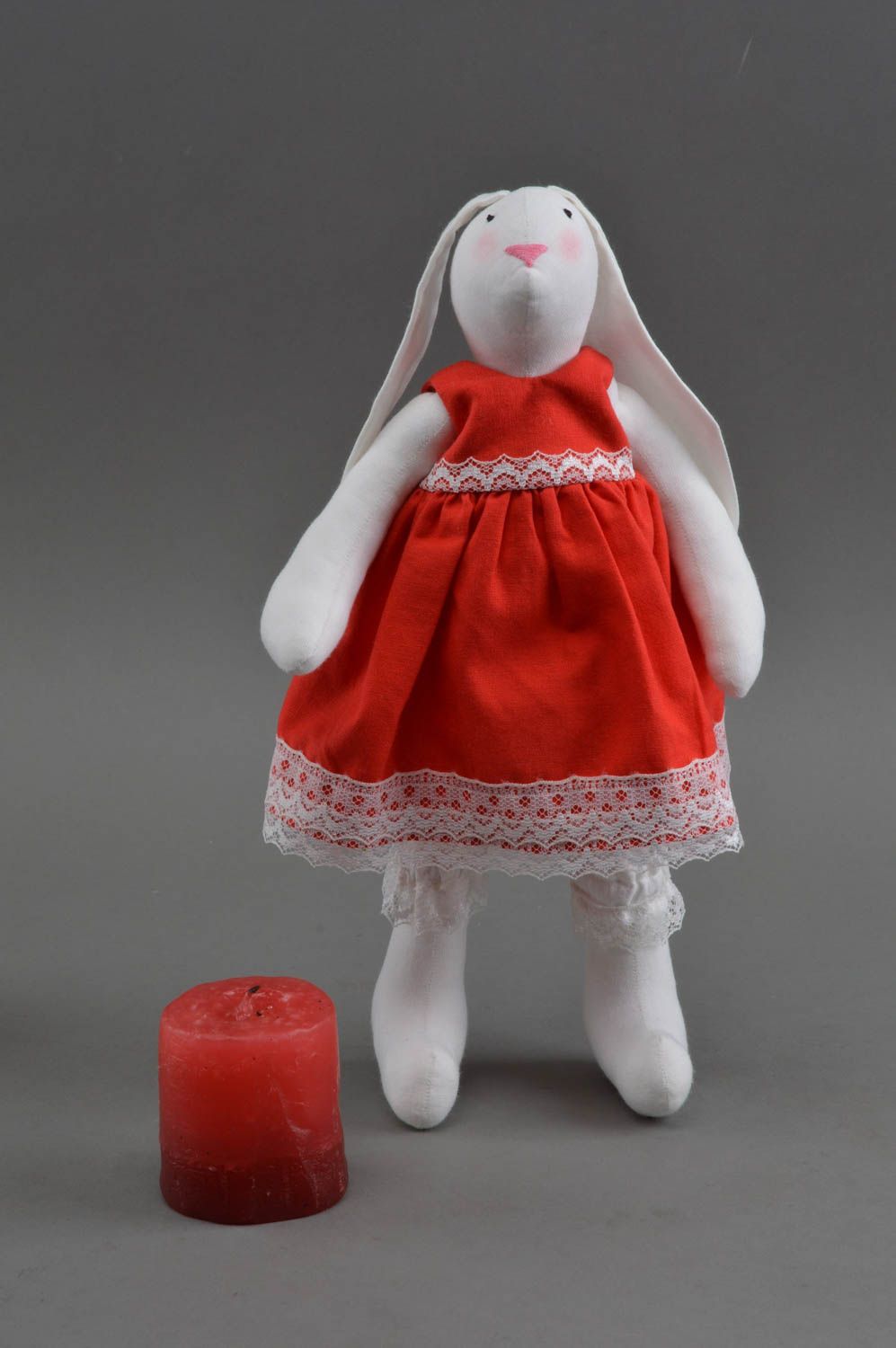 Joli jouet mou fait main en coton et lin naturels Lapine en robe rouge cadeau photo 1