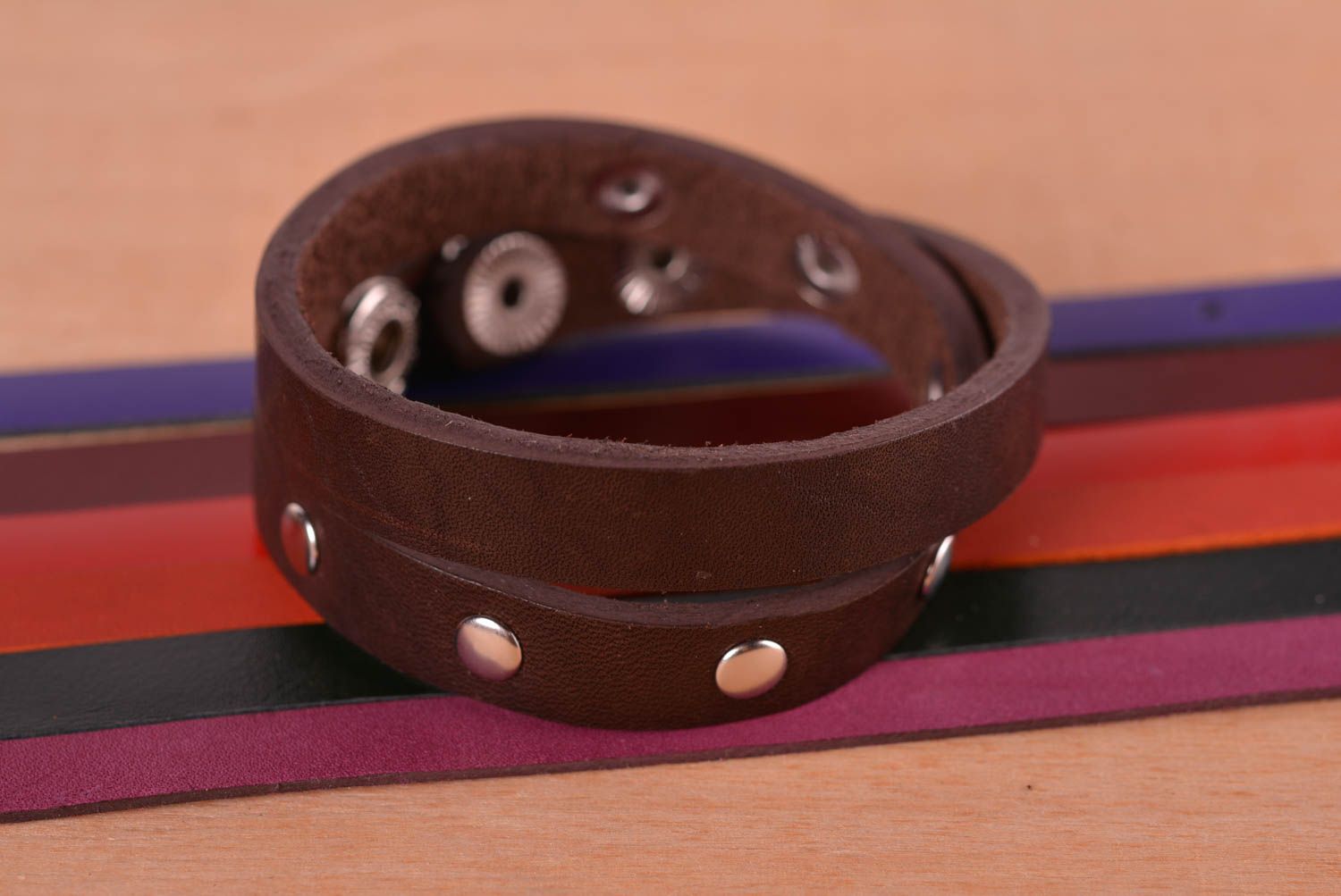 Brazalete de cuero hecho a mano regalo original brazalete artesanal color marrón foto 1