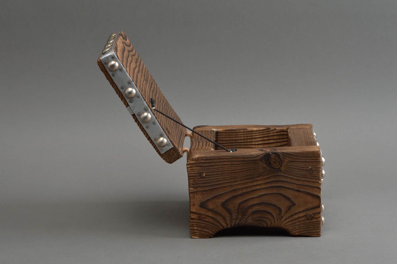 Деревянная шкатулка ручной работы с металлическими вставками авторская красивая фото 3