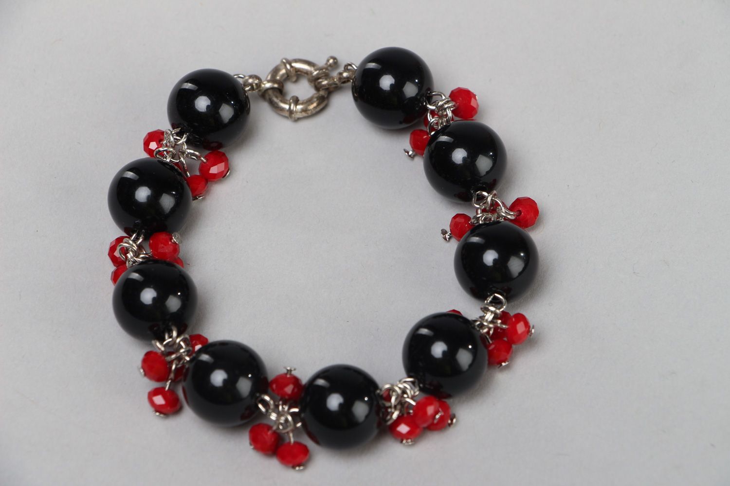 Künstlerisches schönes handgemachtes schwarz rotes Armband aus Perlen Handarbeit foto 2