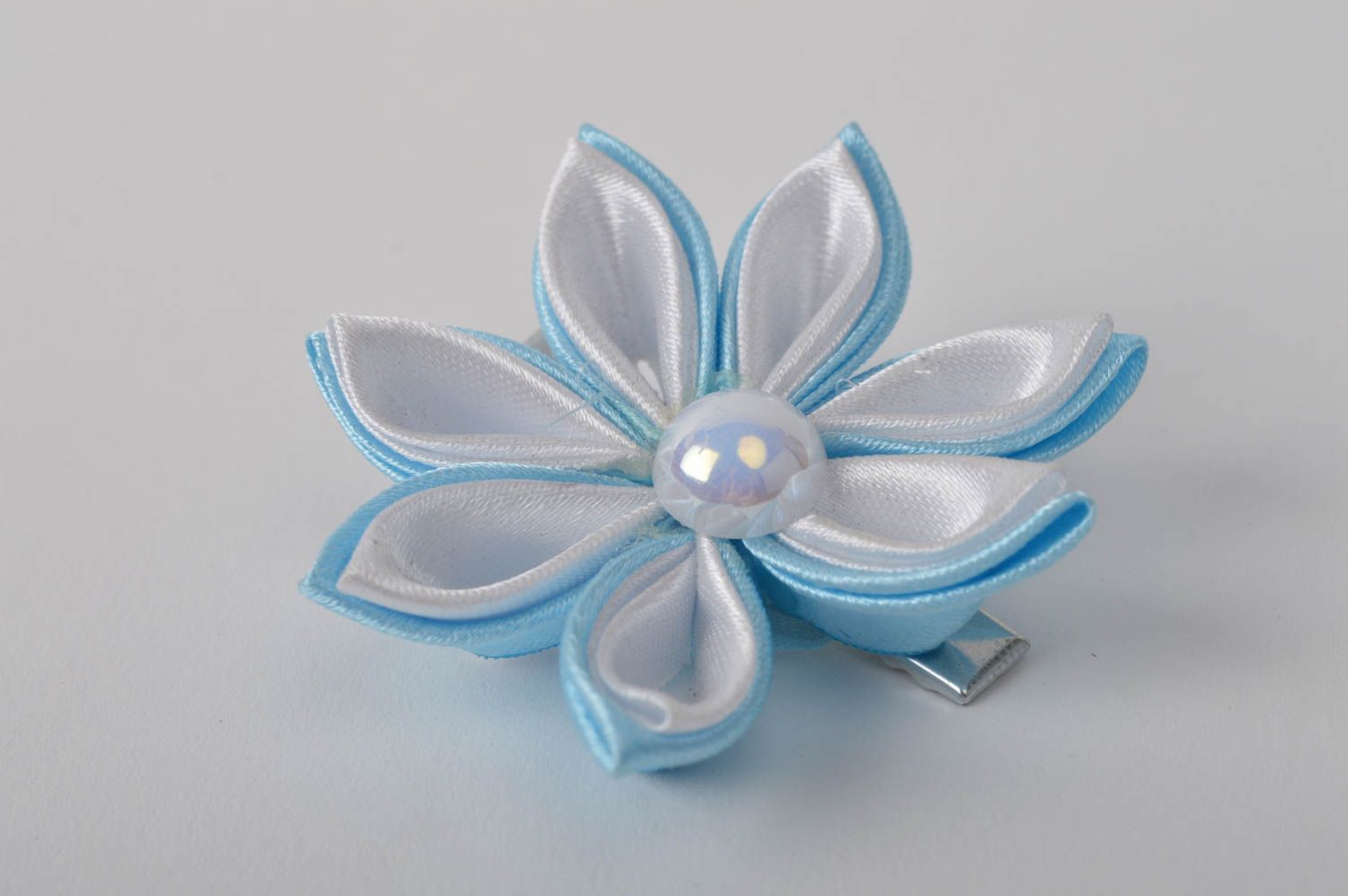 Zarte Blume Haarspange handgemachter Schmuck Accessoires für Mädchen aus Atlas foto 2