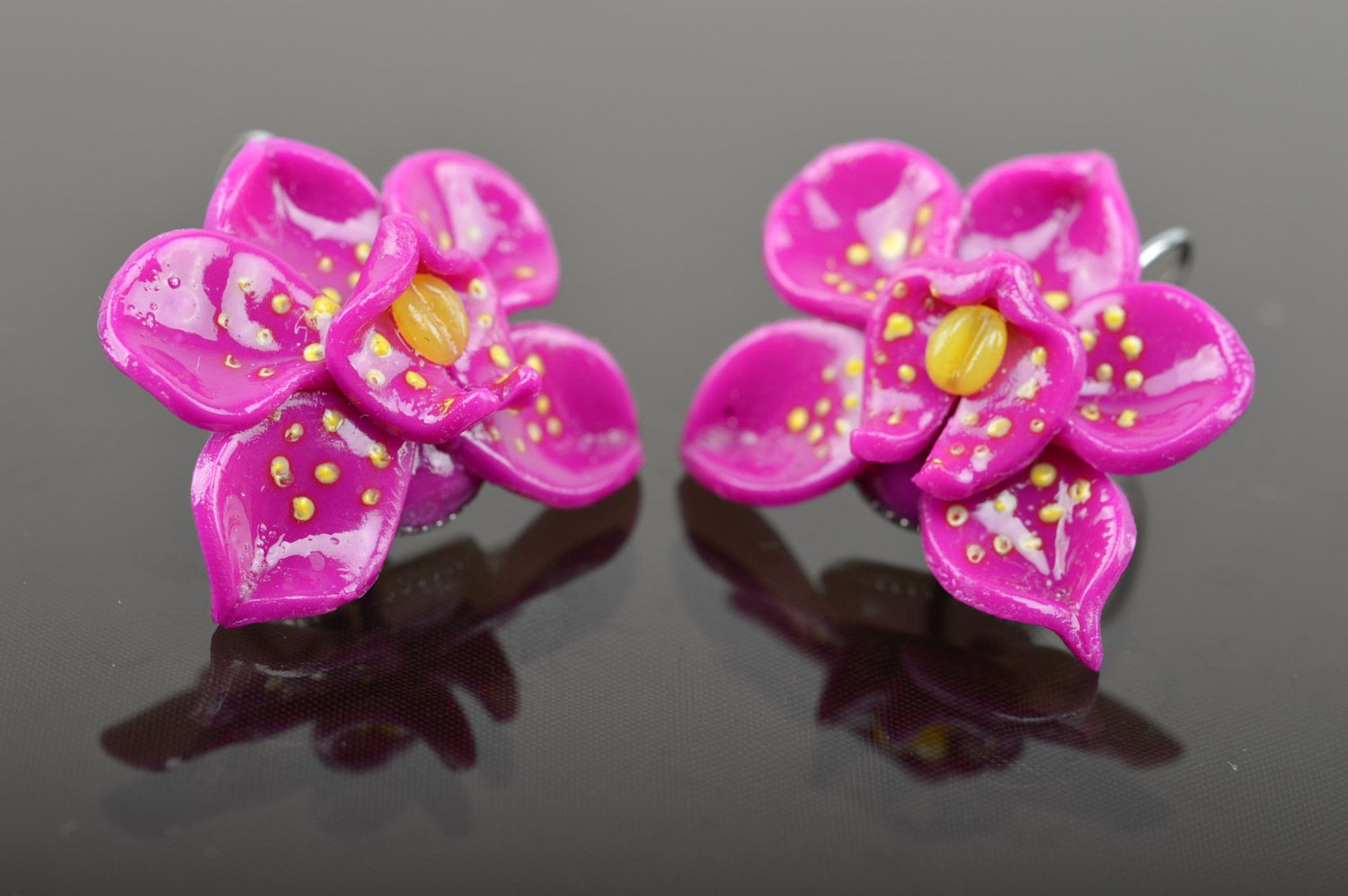 Серьги из полимерной глины малиновые орхидеи ручной работы женские яркие красивые фото 4
