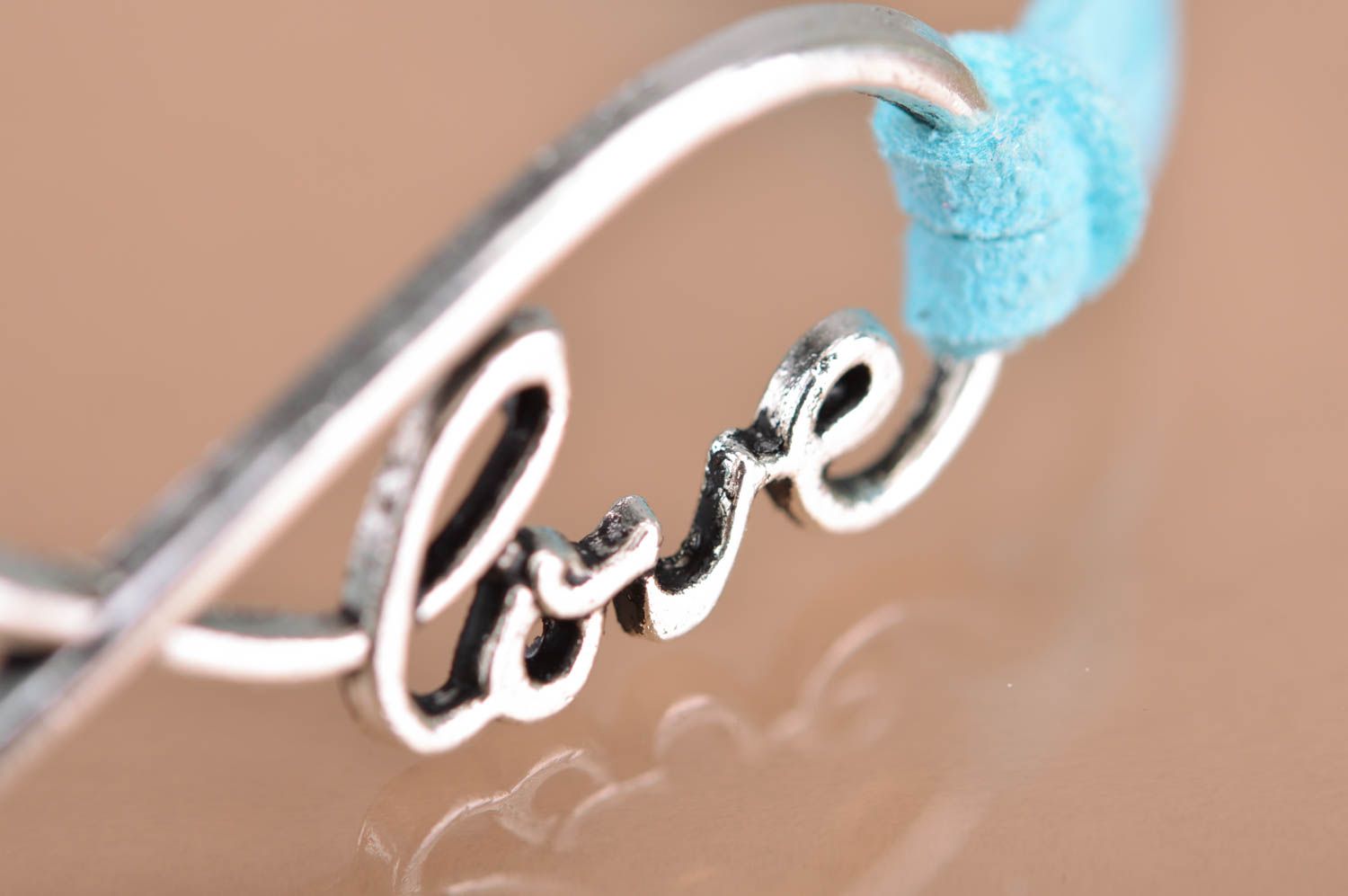 Bracelet bleu clair fin en lacets de daim fait main avec infini et mot love photo 4
