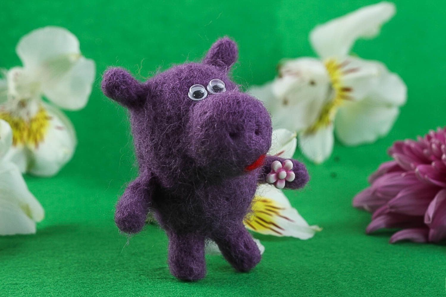 Игрушка ручной работы фиолетовый бегемот валяная игрушка детский декор для дома фото 1