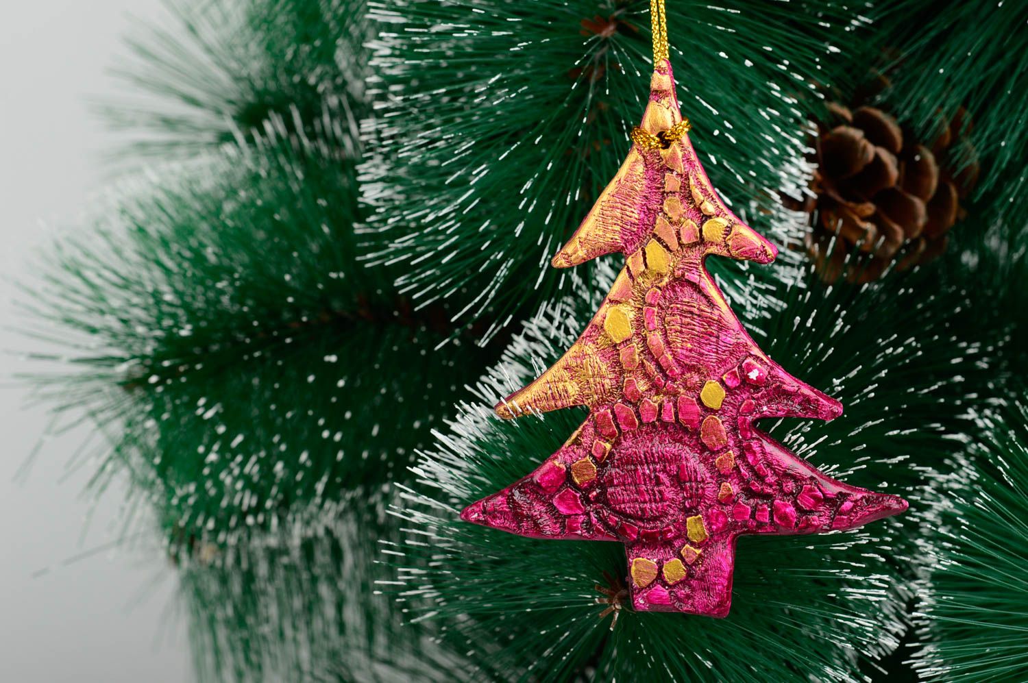 Игрушка на елку handmade декор для дома игрушка из глины Елочка фиолетовая фото 1
