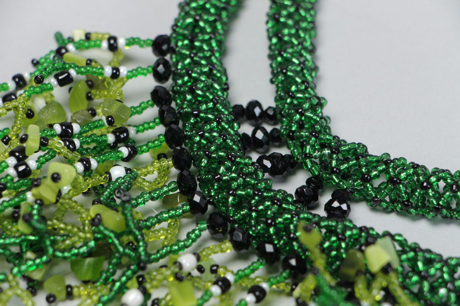 Handmade beaded necklace with natural cat's eye stone in green color palette photo 4