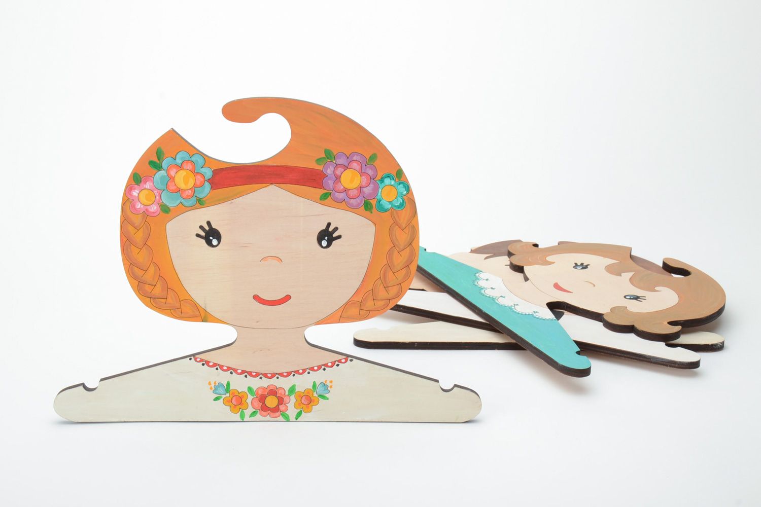 Комплект вешалок для детской одежды из фанеры с росписью акриловыми красками фото 2