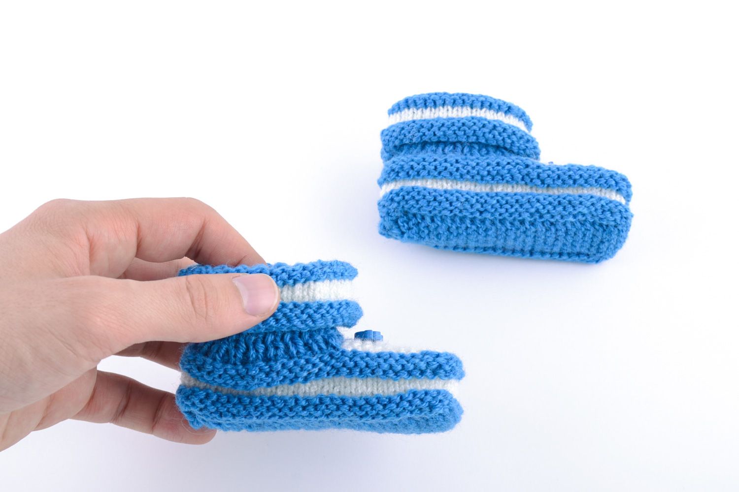 Chaussons de bébé tricotés bleu-blanc faits main en laine naturelle chauds  photo 2