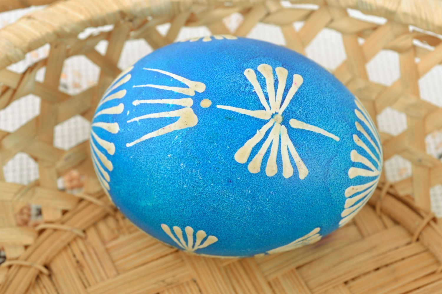 Голубое пасхальное яйцо писанка куриная ручной работы фото 1