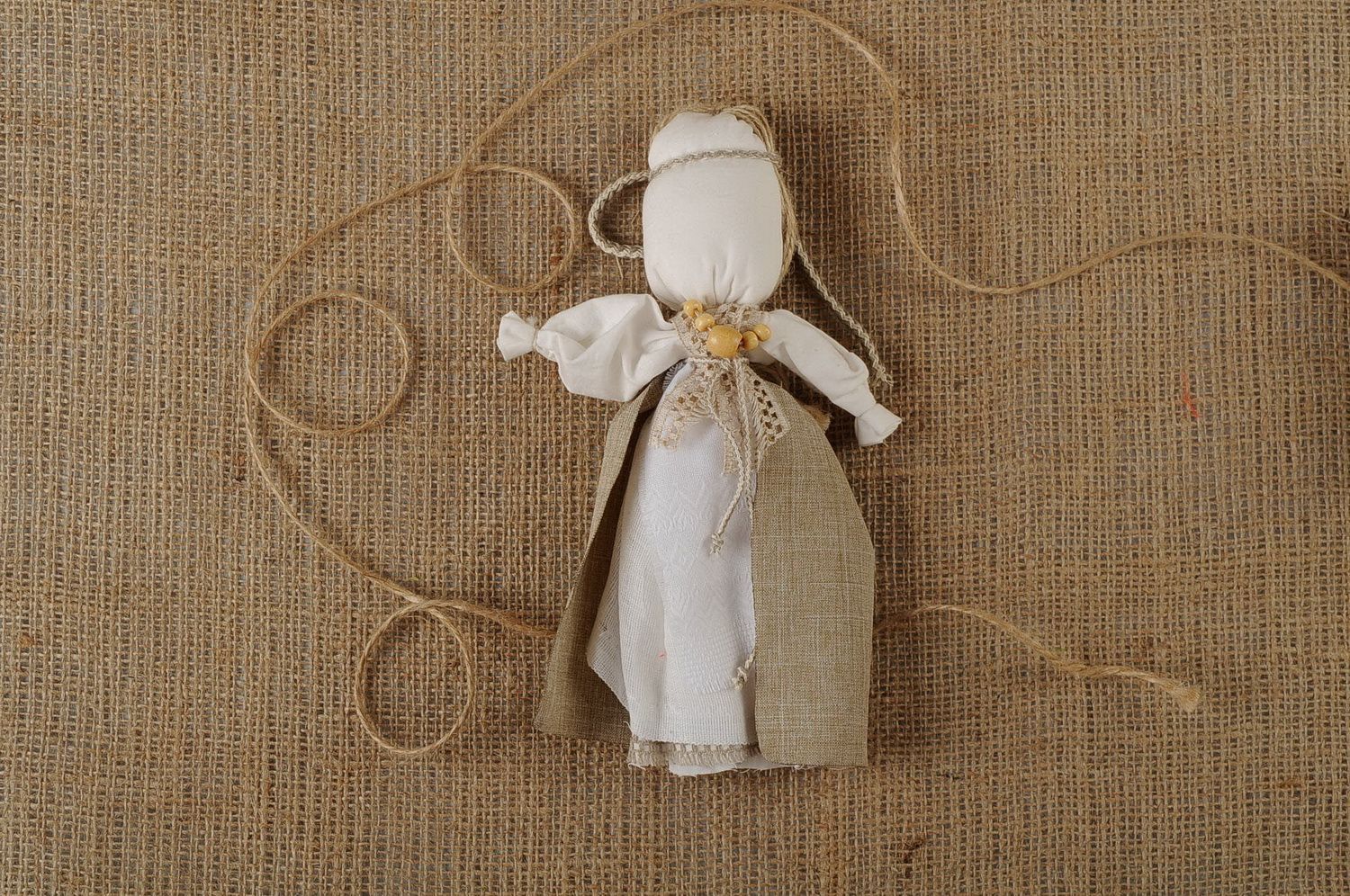 Bambola etnica di stoffa fatta a mano amuleto talismano popolare da casa foto 1