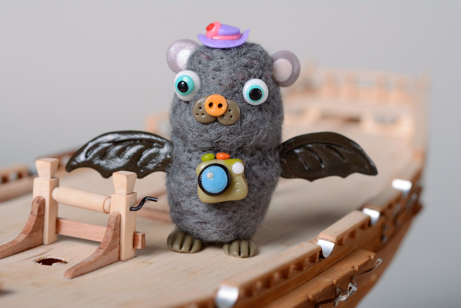 Handmade miniatur Kuscheltier Fledermaus in Trockenfilzen Technik foto 1