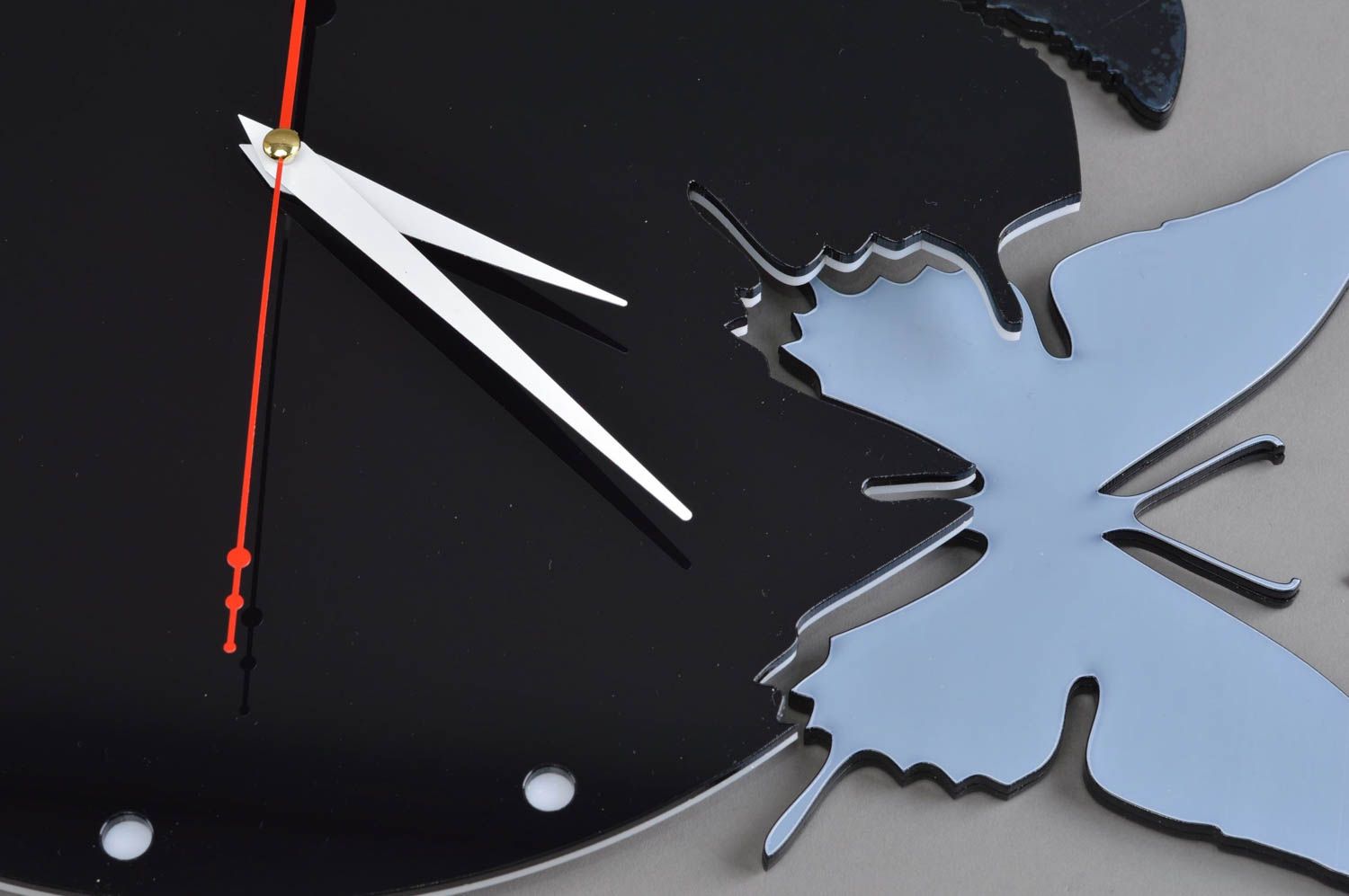 Horloge avec papillons en verre acrylique faite main noire ronde design photo 4