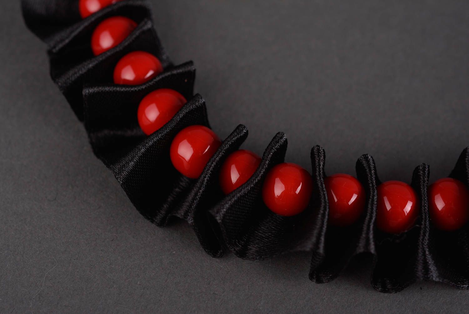 Колье из бусин украшение ручной работы красивое колье из лент черное с красным фото 2