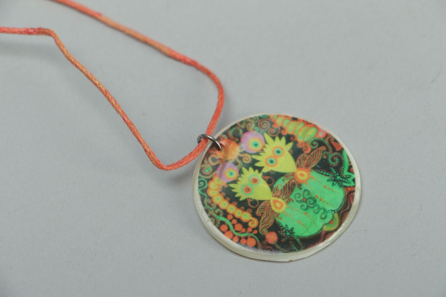 Round plastic pendant that glows in the dark Crows photo 2
