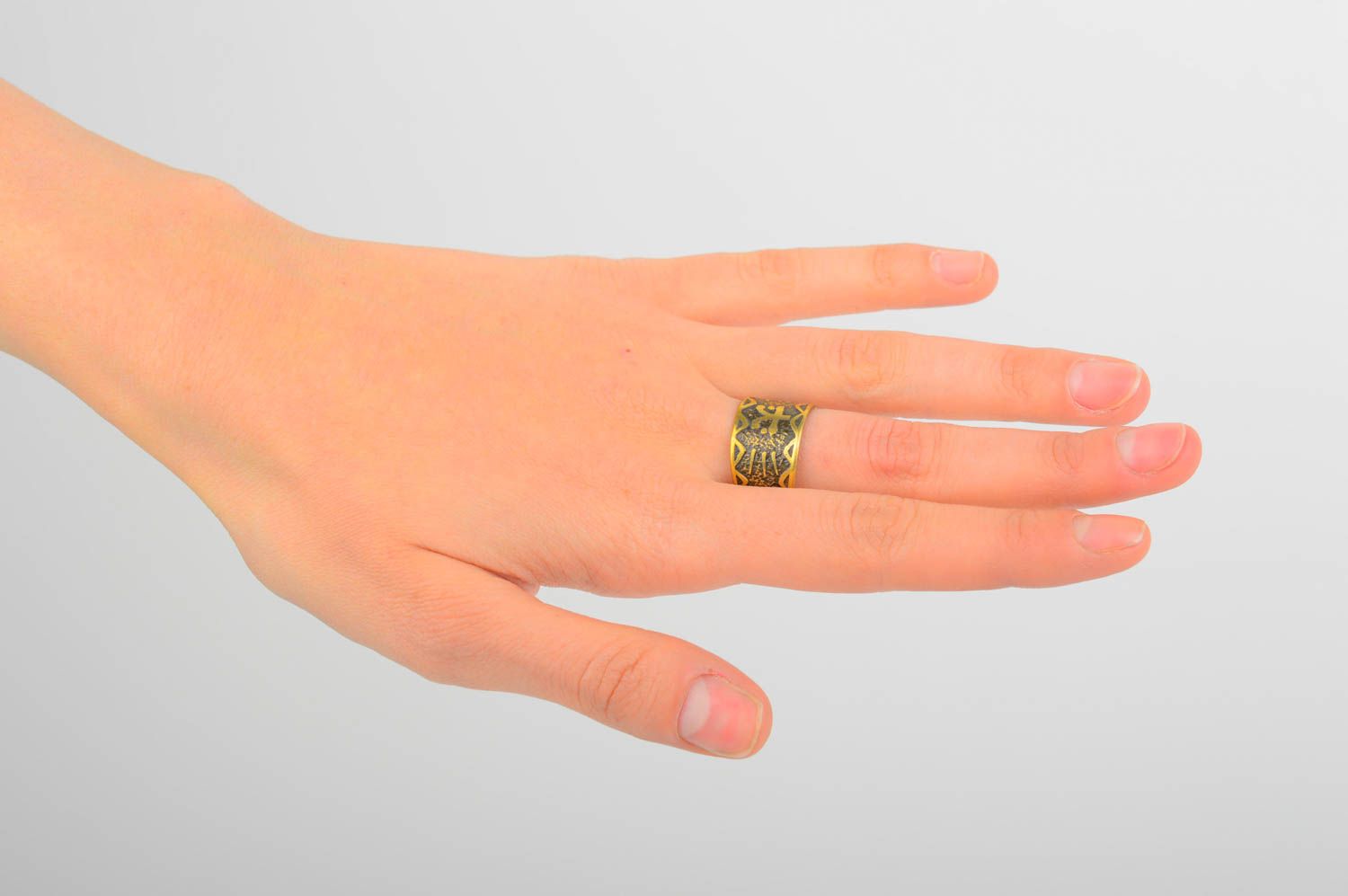 Кольцо ручной работы авторское красивое кольцо из латуни украшение из металла фото 1
