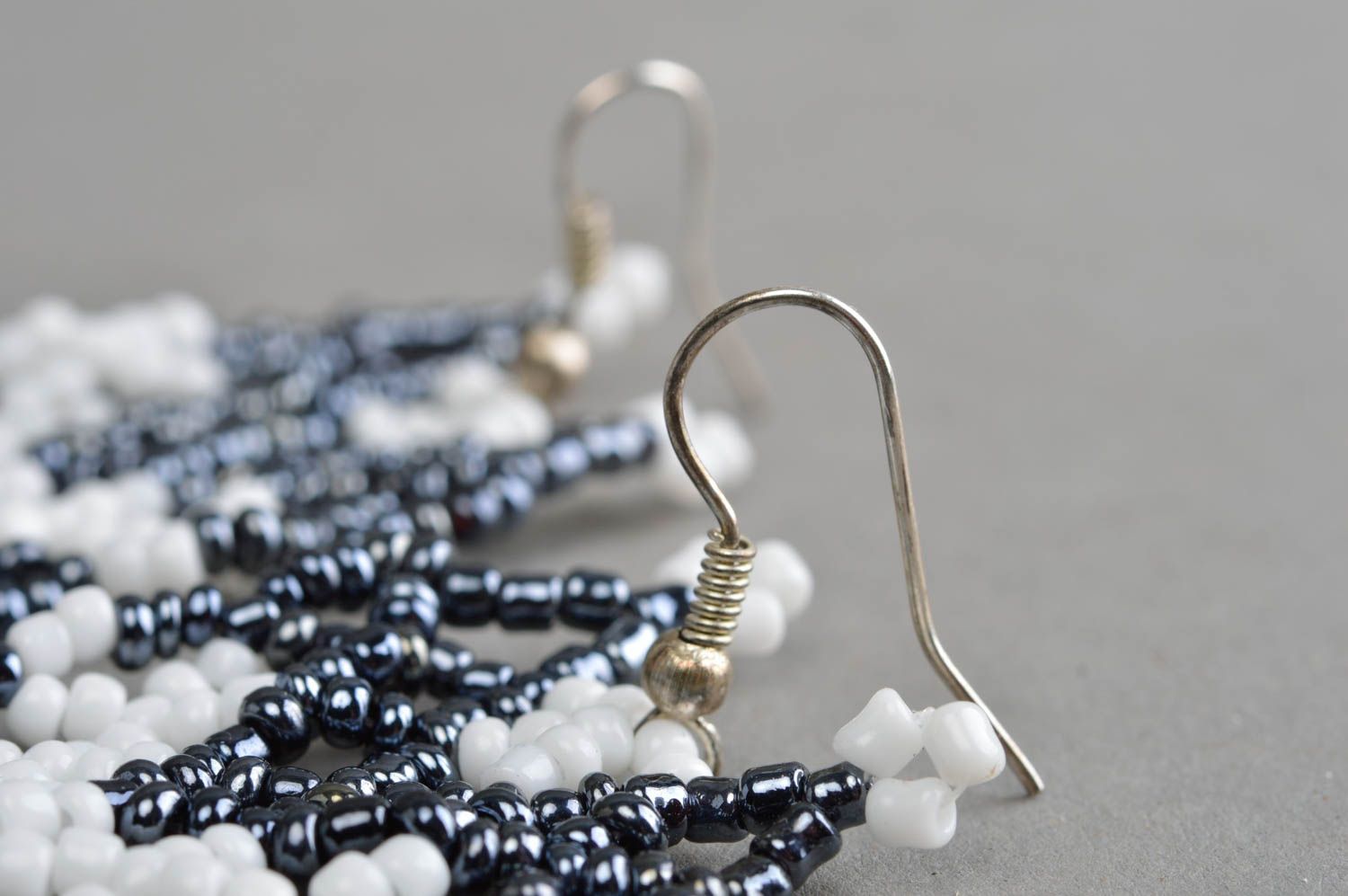Boucles d'oreilles en perles de rocaille pendantes larges noir-blanc faites main photo 4