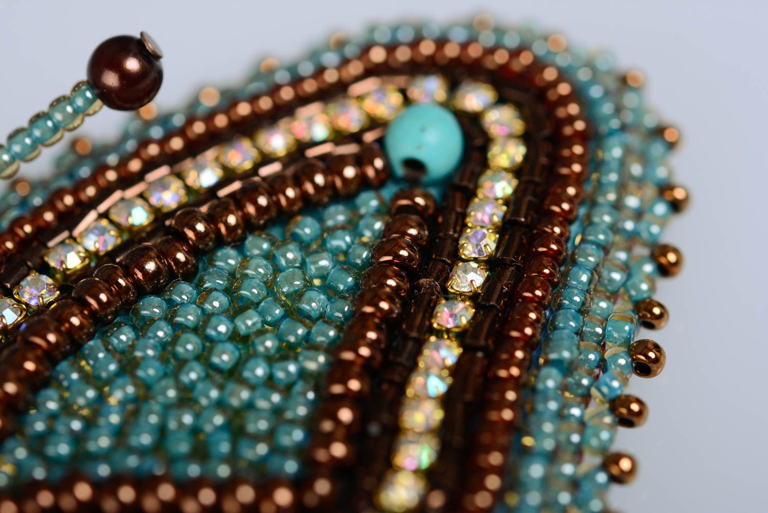 Broche papillon en cuir brodée en perles de rocaille et turquoise faite main photo 5
