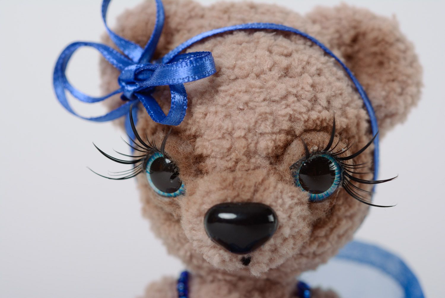 Маленькая мягкая игрушка в виде медведицы в синем наряде милая ручной работы фото 2