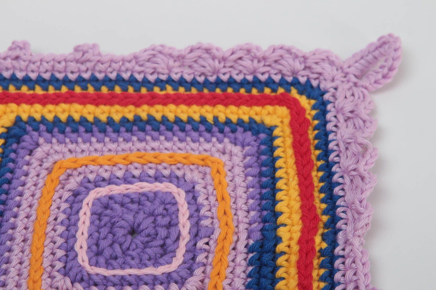 Вязаная прихватка ручной работы прихватка крючком домашний текстиль разноцветная фото 3