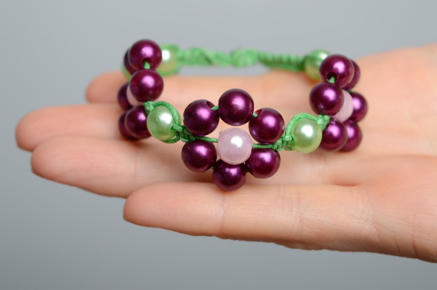 Bracelet en macramé original lacet vert ciré et perles de verre fait main  photo 3