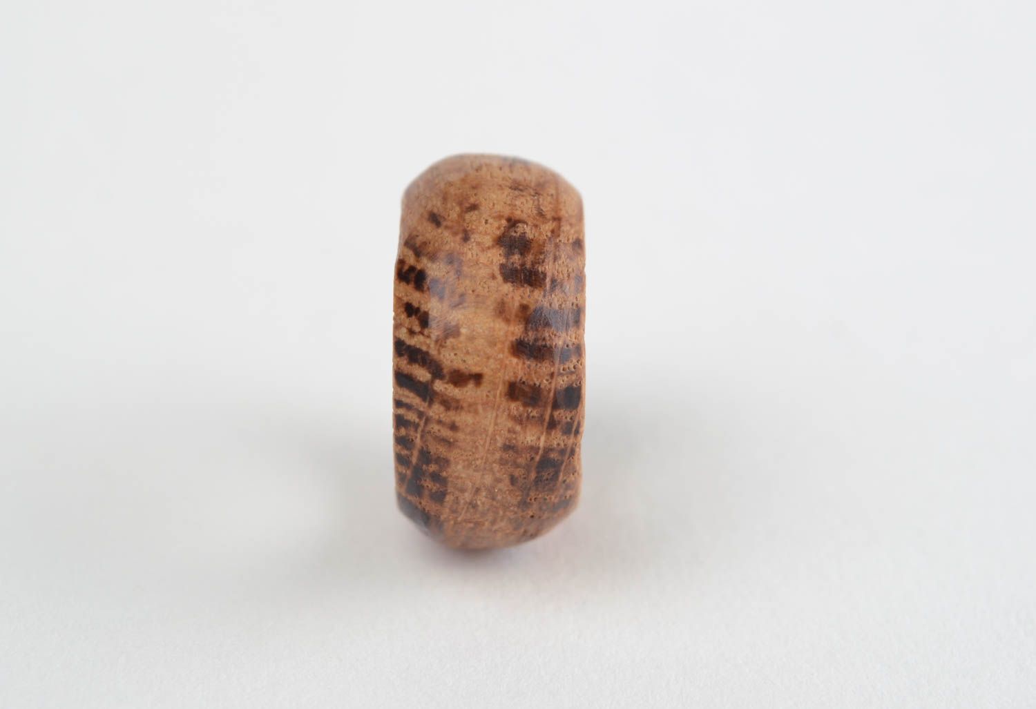 Деревянное кольцо резное круглое стильное ручной работы коричневое женское  фото 5
