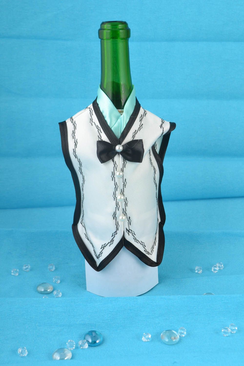 Оригинальная одежда жениха на бутылку шампанского ручной работы авторская фото 1