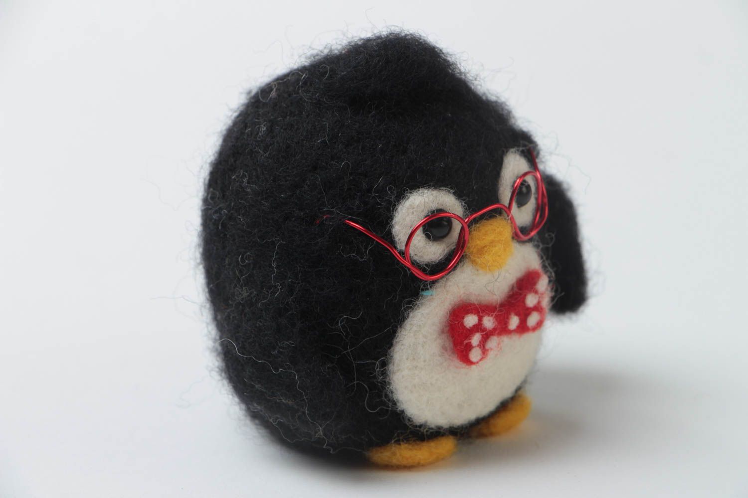 Süßes Wolle Kuscheltier Pinguin in Walken Technik künstlerische Handarbeit foto 2