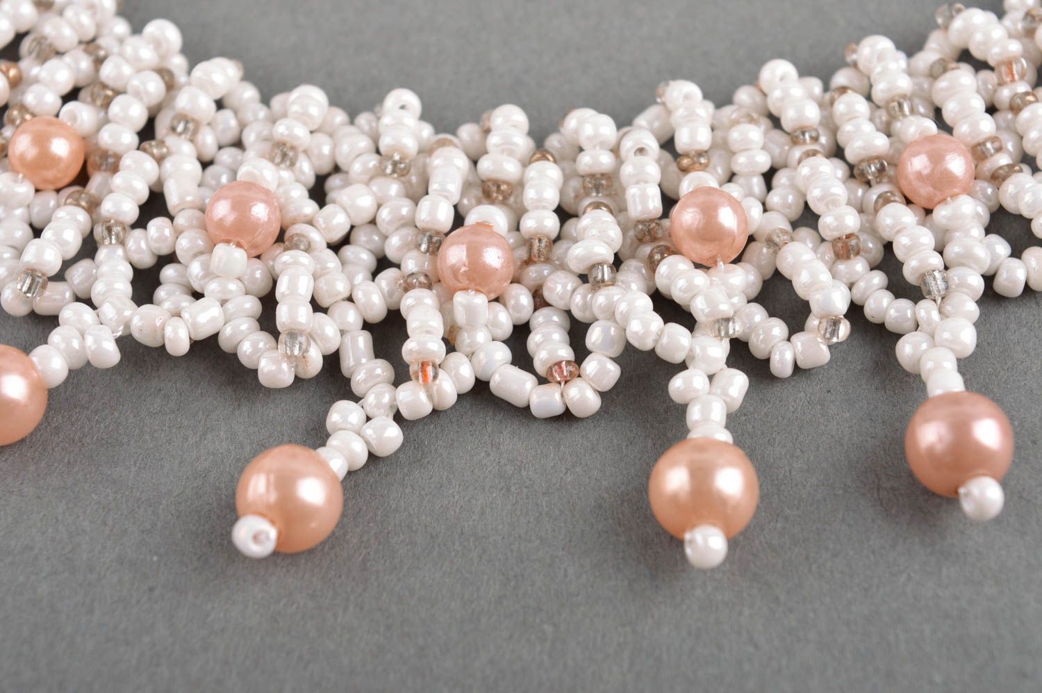 Collana bella di perline fatta a mano accessorio da donna bianco rosa foto 3