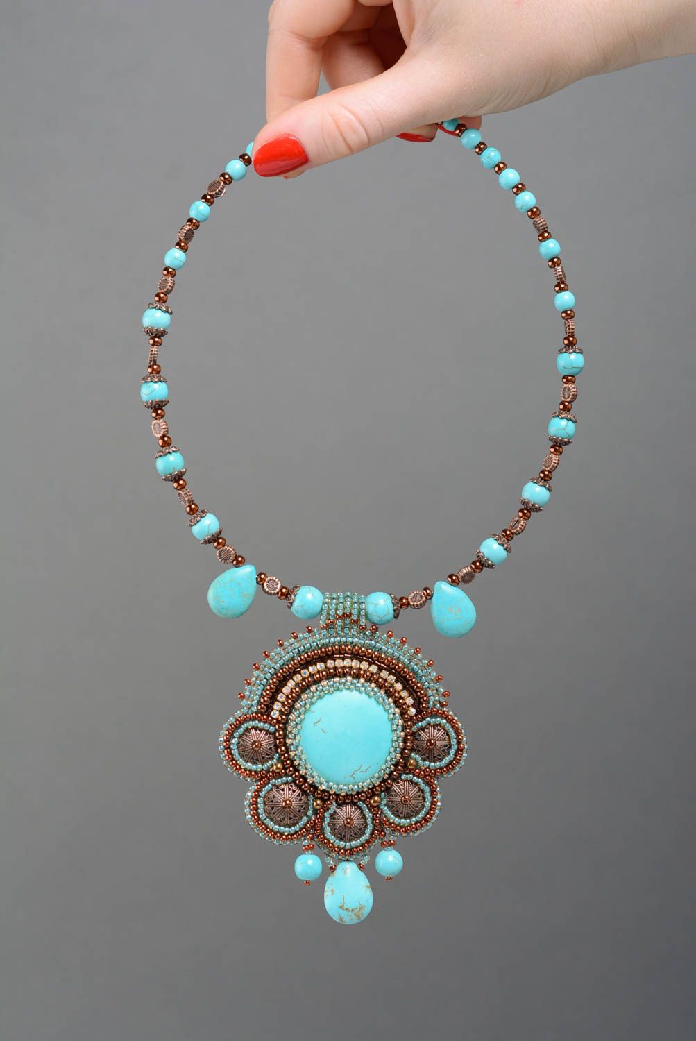 Collar bordado con abalorios con piedra natural de howlita artesanal azul elegante foto 4