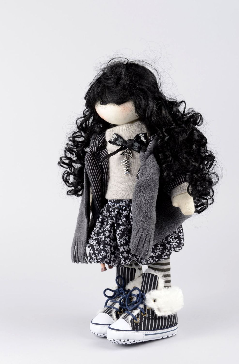 Handmade Designer Puppe Stoff Spielzeug schöne Puppe im schwarzen Kostüm  foto 3