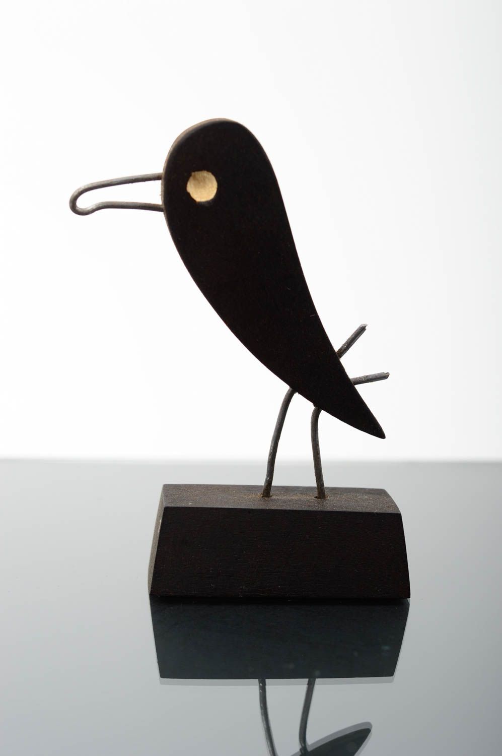 Черная статуэтка из древесины ясеня ручной работы оригинальная в виде птички фото 1