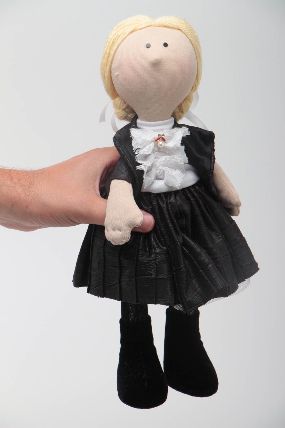 Poupée molle faite main en tissu blonde en robe noire cadeau pour enfant photo 5