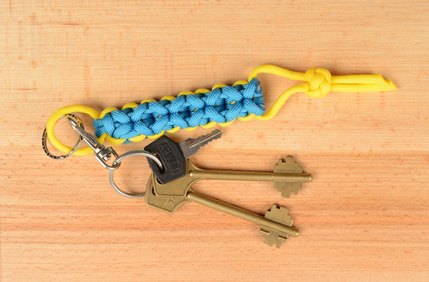 Брелок ручной работы авторский аксессуар брелок для ключей паракордовый голубой фото 5
