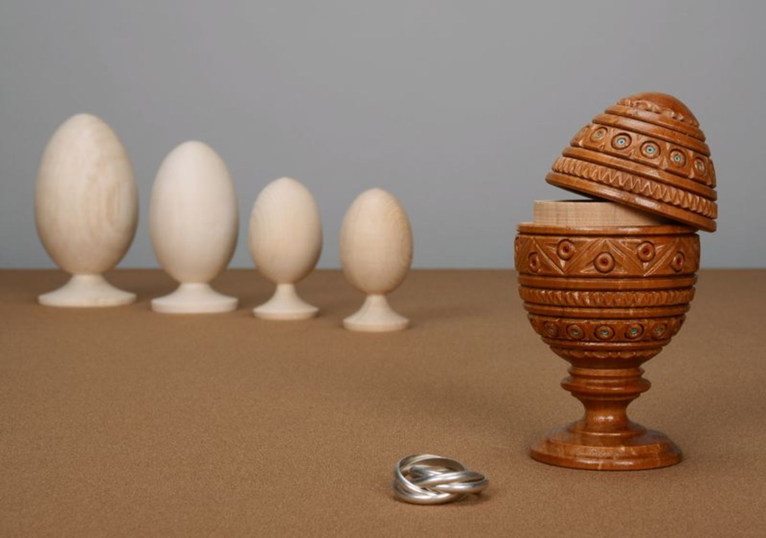 Scatola di legno fatta a mano cofanetto a forma di uovo scrigno intagliato 
 foto 1