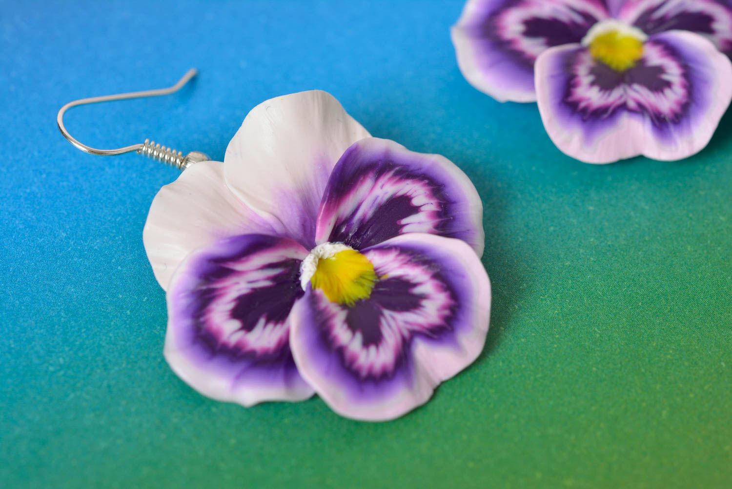 Авторские серьги с цветами из полимерной глины на крючках Анютины глазки фото 3