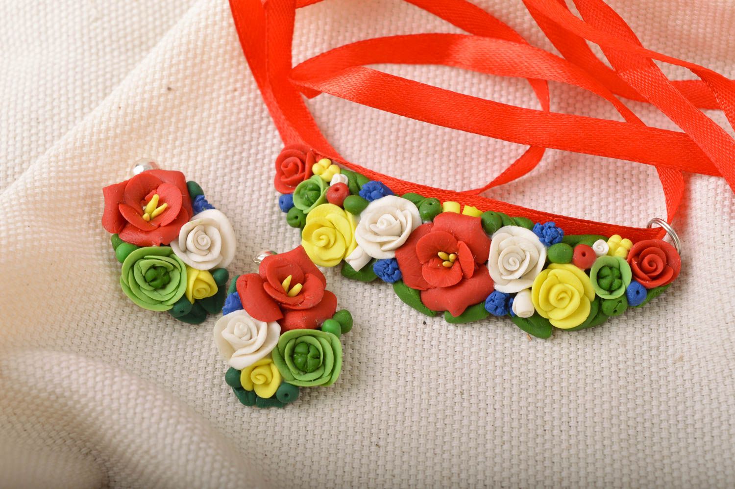 Boucles d'oreilles et pendentif fleurs en porcelaine froide faits main sur ruban photo 1